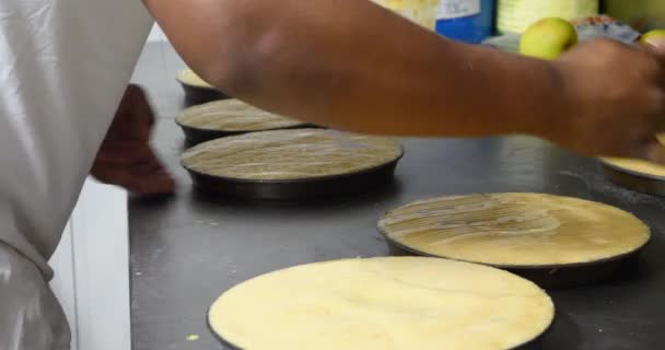 Bäcker Dekoration Von Gebäck Und Kuchen Bäckereiküche Professionelles Geschäft Hausgemachte — Stockvideo