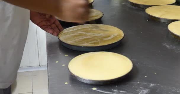 Bäcker Dekoration Von Gebäck Und Kuchen Bäckereiküche Professionelles Geschäft Hausgemachte — Stockvideo