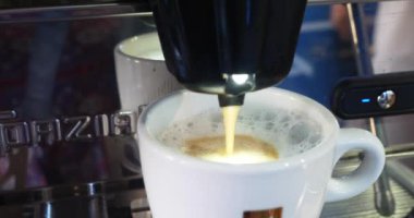 kahve makinesi servis espresso fincan, taze sabah sıcak içecek, yüksek kalitede İtalyanca Fransız profesyonel kahve makinesi ile yapılmış bir kahve Kupası porselen düşüyor.