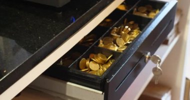 sikke ve para sayma müşteri için işleme iş salonu faturaları vererek kayıt nakit çekmecesi değişikliğinden dağıtımı