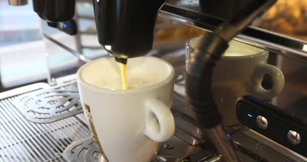 Máquina Café Que Serve Café Expresso Xícara Bebida Quente Manhã — Vídeo de Stock