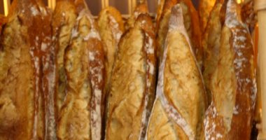 taze yapılmış ekmek ekmek, tam buğday organik somun, güzel lezzetli Fransız tarzı baget el yapımı, altın kahverengi baker görüntülemek Salonu, huysuz ihale taze ev yapımı
