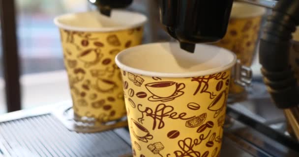 带走咖啡专业的机器 商店的咖啡杯 新鲜的最高品质的意大利法式热饮料 — 图库视频影像