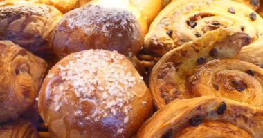 fırıncı fırıncılık penceresinde müşteri seçimi için hamur işleri ürünlerini. Çörek, kek, kurabiye, kek. Çeşitli Şarküteri ev yapımı taze tatlı tatlı yelpazesi.  