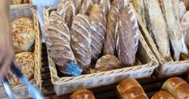 Ekmek ve fırın ürünleri geniş ürün yelpazesine sahip ekmek, taze pişmiş kızarmış ekmek, raflara içinde organik bütün tahıl biyo buğday gıdalar boulangerie baget