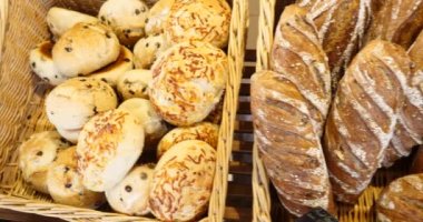 Ekmek ve fırın ürünleri geniş ürün yelpazesine sahip ekmek, taze pişmiş kızarmış ekmek, raflara içinde organik bütün tahıl biyo buğday gıdalar boulangerie baget