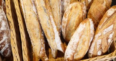 Ekmek ve fırın ürünleri geniş ürün yelpazesine sahip ekmek, taze pişmiş kızarmış ekmek, raflara içinde organik bütün tahıl biyo buğday gıdalar boulangerie baget