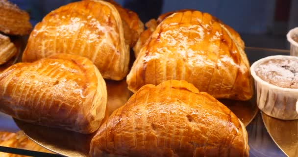 Padeiro Exibindo Produtos Pastelaria Janela Padaria Para Escolha Cliente Buns — Vídeo de Stock