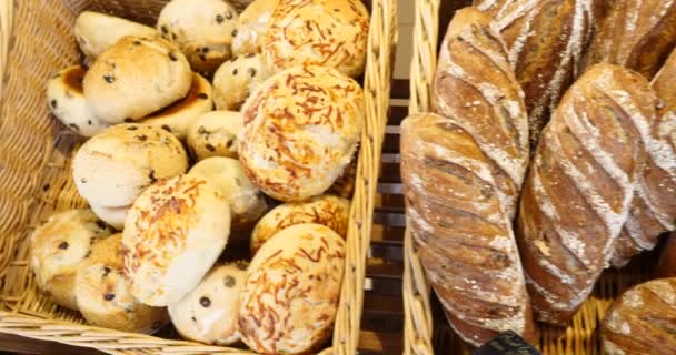 有機的な全体穀物バイオ小麦食品パン屋のバゲットのパンと焼き菓子パン屋さん 焼きたてサクサクのパン棚の大規模な品揃え — ストック動画