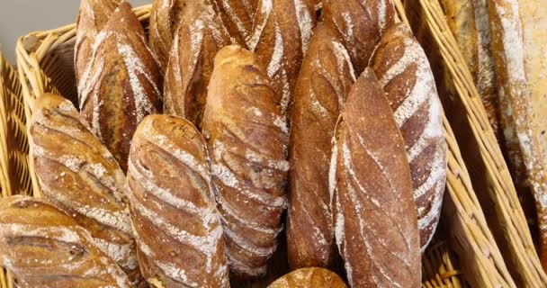Panes Productos Horneados Gran Variedad Panadería Estantes Con Pan Crujiente — Vídeo de stock
