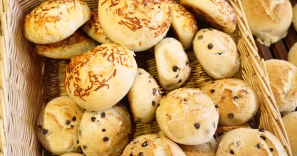 有機的な全体穀物バイオ小麦食品パン屋のバゲットのパンと焼き菓子パン屋さん 焼きたてサクサクのパン棚の大規模な品揃え — ストック動画