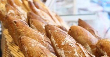 Ekmek ve fırın ürünleri geniş ürün yelpazesine sahip ekmek, taze pişmiş kızarmış ekmek, raflara içinde organik bütün tahıl biyo buğday gıdalar boulangerie baget