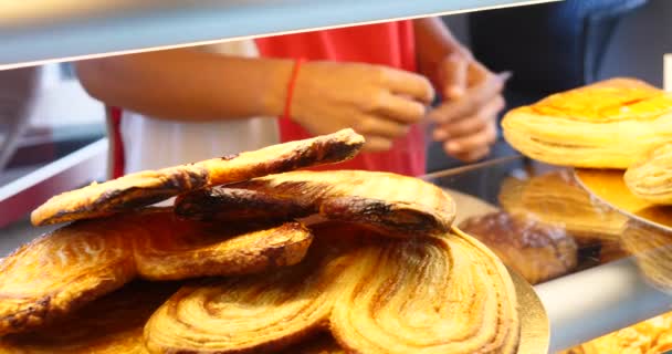 Panadero Mostrando Productos Pastelería Ventana Panadería Para Elección Del Cliente — Vídeo de stock