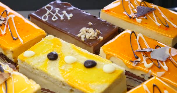 蛋糕和糕点展示在面包店自制的商店 美味的甜款待贝克 美丽可口的甜点糕点 — 图库视频影像