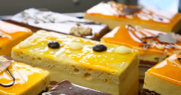 蛋糕和糕点展示在面包店自制的商店 美味的甜款待贝克 美丽可口的甜点糕点 — 图库视频影像