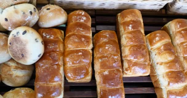 Bröd Och Bakverk Stort Sortiment Bageri Hyllor Med Färska Krispiga — Stockvideo