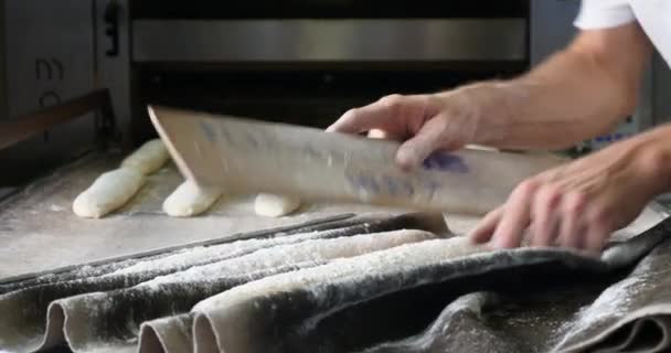 Panettiere Fare Pane Cottura Nel Forno Industriale Baguette Fatte Mano — Video Stock