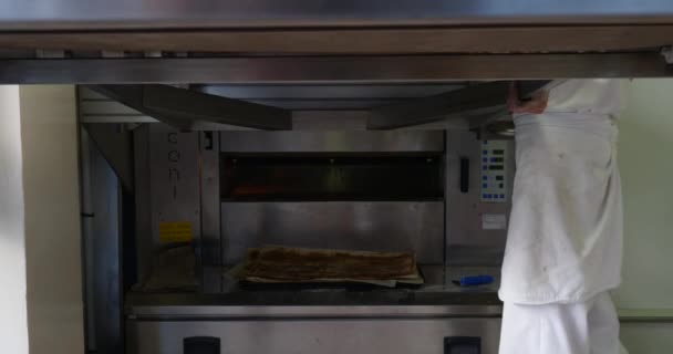 베이커는 만들고 오븐에서 요리입니다 유기농 바게트 전통적인 프랑스 스타일 덩어리 — 비디오