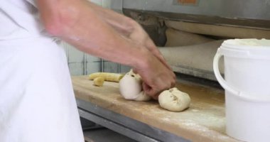 fırıncı ekmek yapma ve endüstriyel fırında pişirme. Organik el yapımı baget geleneksel Fransız tarzı lezzetli altın somun. Bütün tahıl yemek güzel altın gevrek. 