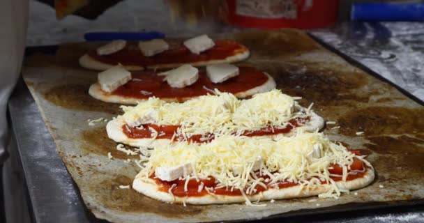 Uvedení Strouhaný Sýr Zálivka Podnikání Základní Pekárna Pizza — Stock video