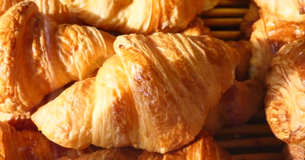 Francia Ropogós Croissant Sütemények Házi Pékség Kijelzőn Ügyfelek Hagyományos Üzlet — Stock videók