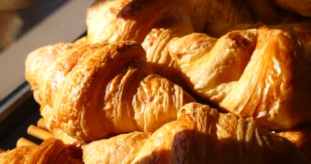 Franse Krokante Croissants Gebak Zelfgemaakte Bakkerij Display Voor Klanten Traditionele — Stockvideo