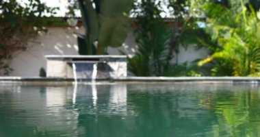 tropikal resort yüzme havuzunda
