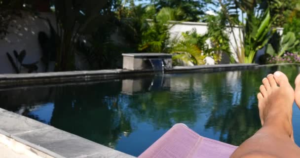 Mujer Relajante Lado Piscina Concepto Vacaciones Sol Junto Agua — Vídeos de Stock