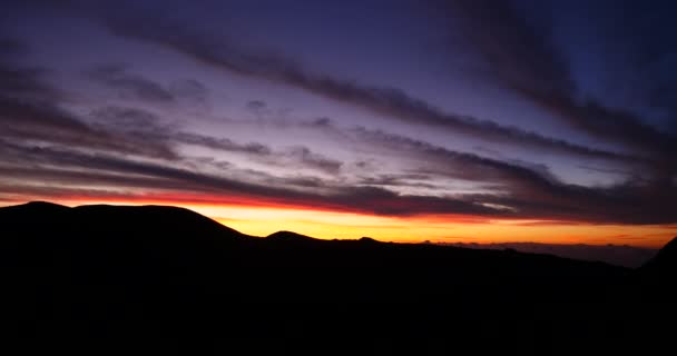 Fantastiska Röd Solnedgång Eller Soluppgång Över Bergen Siluett Panoramautsikt Över — Stockvideo