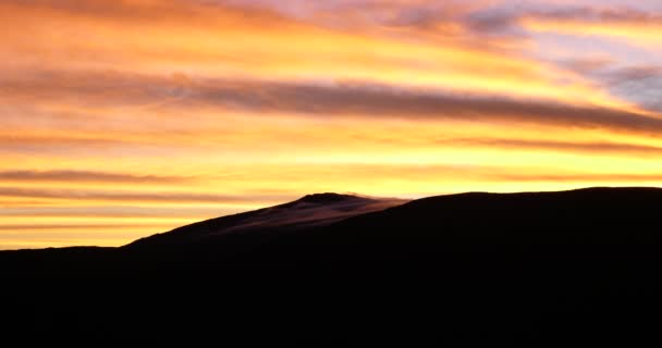 Fantastiska Röd Solnedgång Eller Soluppgång Över Bergen Siluett Panoramautsikt Över — Stockvideo