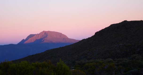 壮观的红色日落或日出在山剪影 全景风景以颜色戏剧性云彩 活跃橙色太阳设置上升 — 图库视频影像