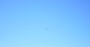 gökyüzünde uçan helikopter