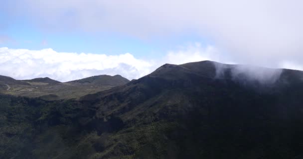 高速移動雲山熱帯植物 霧深い背景には 巨大な大きな山を背景に素晴らしい景色 — ストック動画