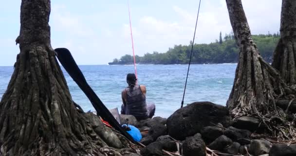 Жінка Сидячи Скелі Риболовля — стокове відео