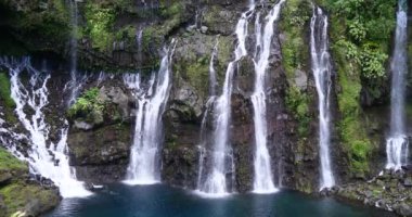 şelale tropikal doğa manzara, doğal kaynaklar, saf yeşil enerji, güzel sakin çevre güç güçlü aqua su düşmek cascade, Milli Parkı korumalı alan göl ve nehir