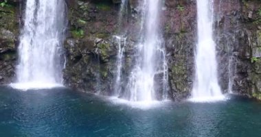 şelale tropikal doğa manzara, doğal kaynaklar, saf yeşil enerji, güzel sakin çevre güç güçlü aqua su düşmek cascade, Milli Parkı korumalı alan göl ve nehir