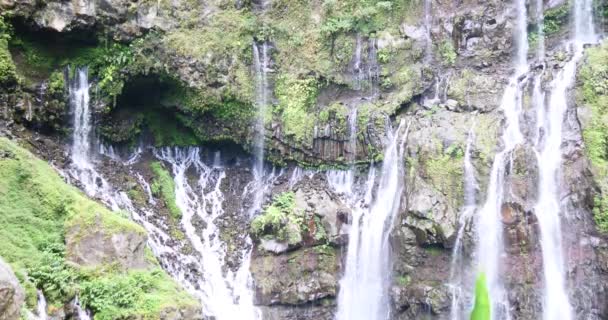 熱帯の自然風景 天然資源 純粋なグリーン エネルギー 美しい静かな環境の力で滝 強力なアクア水の落ちる滝 国立公園保護エリア湖と川 — ストック動画