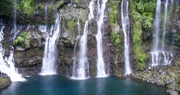 熱帯の自然風景 天然資源 純粋なグリーン エネルギー 美しい静かな環境の力で滝 強力なアクア水の落ちる滝 国立公園保護エリア湖と川 — ストック動画