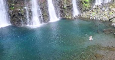 büyük şelale çağlayan Yüzme insanlar
