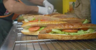 domates, jambon, peynir, salata, haşlanmış yumurta ve hazırlama aperatif, taze sebze ve et sağlıklı fast food, salata sandviç yapma yemek alt beyaz ve buğday şekerleme sandviç. 