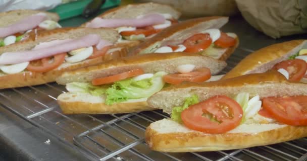 Haciendo Sándwich Con Tomate Jamón Queso Lechuga Huevos Cocidos Ensalada — Vídeo de stock