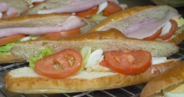 domates, jambon, peynir, salata, haşlanmış yumurta ve hazırlama aperatif, taze sebze ve et sağlıklı fast food, salata sandviç yapma yemek alt beyaz ve buğday şekerleme sandviç. 