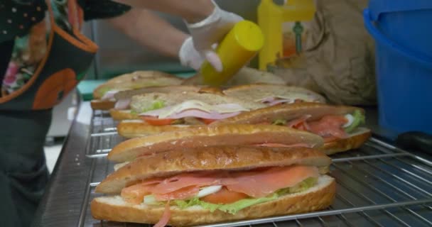 Γεύμα Κάνει Σάντουιτς Ζαμπόν Τυρί Ντομάτα Μαρούλι Βραστά Αυγά Και — Αρχείο Βίντεο