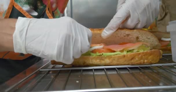 Приготовление Сэндвичей Помидорами Ветчиной Сыром Салатом Варёными Яйцами Салатом Приготовление — стоковое видео