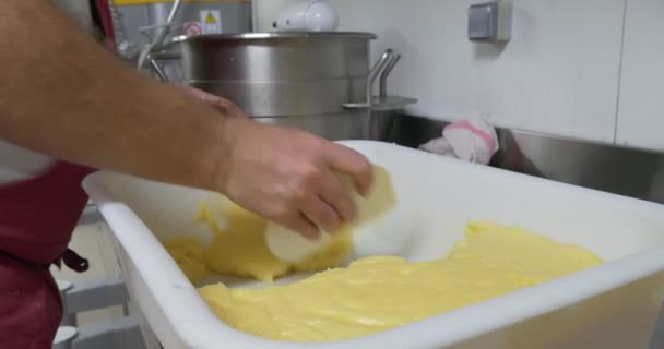 Φούρναρης Προετοιμασία Γλυκά Κρέμα Γάλακτος Στο Φούρνο Κουζίνα Ζαχαρούχο Αντιμετωπίζει — Αρχείο Βίντεο