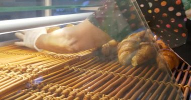 fırıncı fırıncılık penceresinde müşteri seçimi için hamur işleri ürünlerini. Çörek, kek, kurabiye, kek. Çeşitli Şarküteri ev yapımı taze tatlı tatlı yelpazesi.