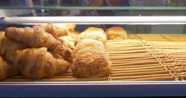 fırıncı fırıncılık penceresinde müşteri seçimi için hamur işleri ürünlerini. Çörek, kek, kurabiye, kek. Çeşitli Şarküteri ev yapımı taze tatlı tatlı yelpazesi.