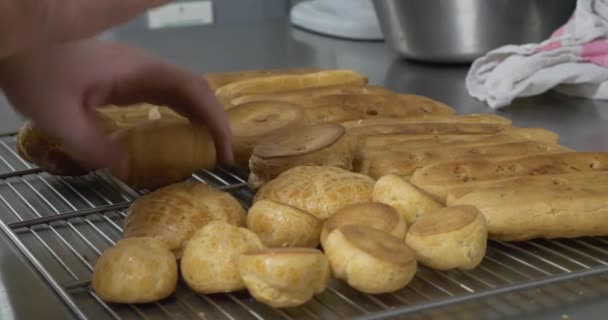 Tukang Roti Yang Mendekorasi Kue Dan Kue Dapur Toko Roti — Stok Video