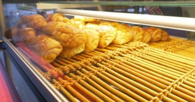 fırıncı fırıncılık penceresinde müşteri seçimi için hamur işleri ürünlerini. Çörek, kek, kurabiye, kek. Çeşitli Şarküteri ev yapımı taze tatlı tatlı yelpazesi.