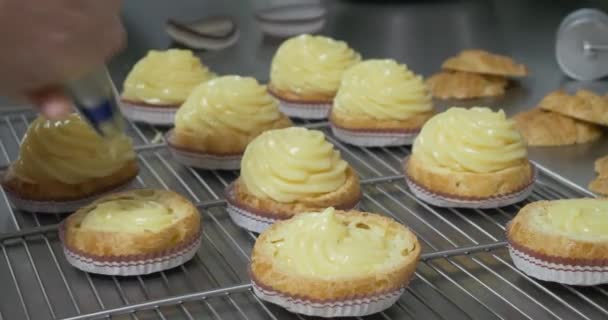 贝克装饰糕点和蛋糕在面包店厨房 专业企业自制甜点奶油管道和巧克力糖衣糖对待美丽的零食不健康的食物 — 图库视频影像